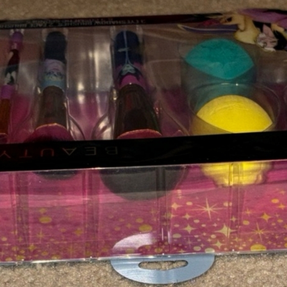 8 Pc Disney Villains Beauty Set with Brushes and Sponges - Picture 6 of 6